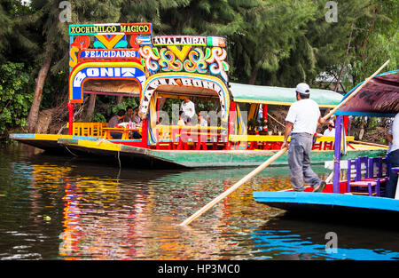 Trajineras sur Canal, Xochimilco, Mexico City, Mexique Banque D'Images