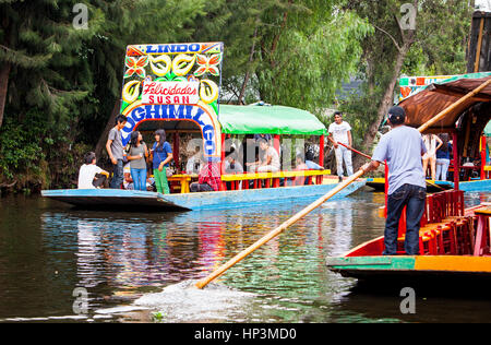 Trajineras sur Canal, Xochimilco, Mexico City, Mexique Banque D'Images