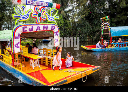 Trajineras sur Canal, Xochimilco, Mexico City, Mexique Banque D'Images