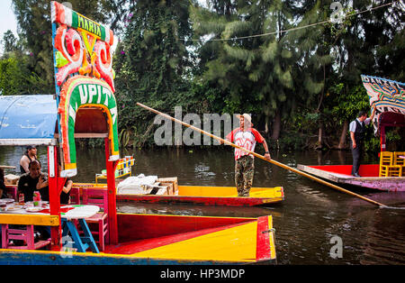 Trajineras sur Canal, Xochimilco, Mexico City, Mexique Banque D'Images