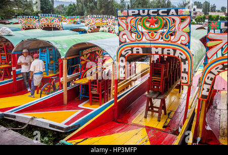 Trajineras sur Canal, Xochimilco, Mexico City, Mexique Banque D'Images