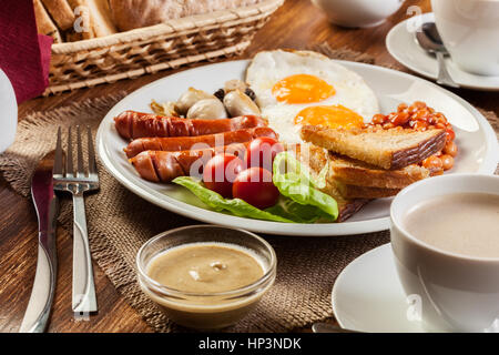 Petit déjeuner anglais avec saucisses, œufs et haricots Banque D'Images