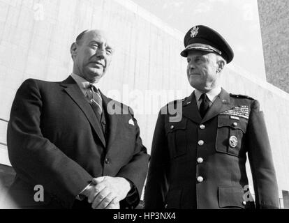 Adlai E. Stevenson et garnison général H. Davidson à l'Organisation des Nations Unies Banque D'Images