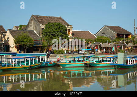 Bateaux de touristes sur la rivière Thu Bon et bâtiments historiques, Hoi An (Site du patrimoine mondial de l'UNESCO), Vietnam Banque D'Images