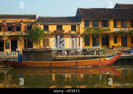 Bateau sur la rivière Thu Bon et bâtiments historiques, Hoi An (Site du patrimoine mondial de l'UNESCO), Vietnam Banque D'Images