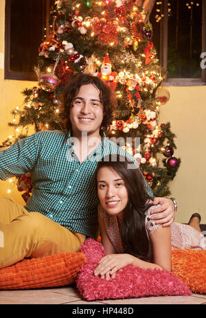 Jeune couple d'iinfront laïcs décoration d'arbre de Noël. Couple in love Nouvelle année réunis Banque D'Images