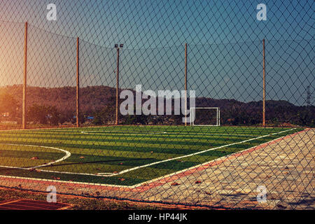 Terrain de football en gazon artificiel avec filtre de couleur et de la lumière du soleil vintage Banque D'Images