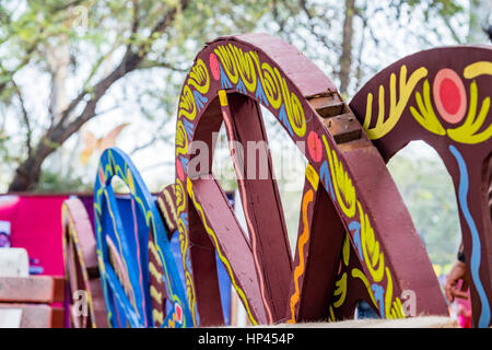 La belle main fait et peint à la main des roues de chariot pour l Suravjkund festival à Faridabad, l'Inde. Banque D'Images