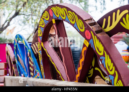 La belle main fait et peint à la main des roues de chariot pour l Suravjkund festival à Faridabad, l'Inde. Banque D'Images