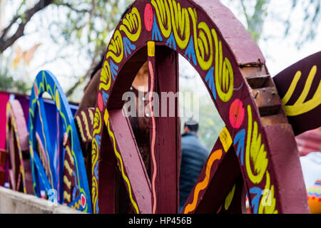 La belle main fait et peint à la main des roues de chariot pour l Suravjkund festival à Faridabad, l'Inde. Banque D'Images