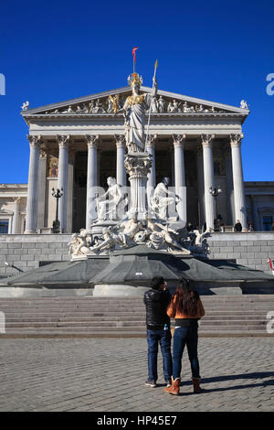 Les touristes en face du Parlement, Vienne, Autriche, Europe Banque D'Images