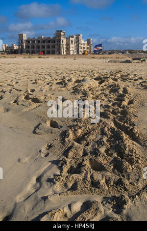 Les voies de la tortue en direction de l'hôtel, dans le sable sur la plage du Cap Vert, montrant drapeau national Banque D'Images