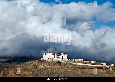 Monastère de mâtho, ou Mâtho Gonpa ou Mangtro Mangtro ou monastère Gonpa à Leh, Ladakh, Inde - un point de vue avec des nuages Banque D'Images