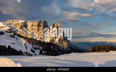 Lever du soleil sur le plateau de montagne de l'Alpe di Siusi (Seiser Alm) et le massif du Sciliar en hiver. Les Dolomites De Gardena. Alpes Italiennes. Banque D'Images