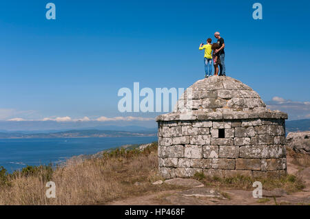 Vieille guérite (18ème siècle) et les touristes, Donon, Pontevedra province, région de Galice, Espagne, Europe Banque D'Images