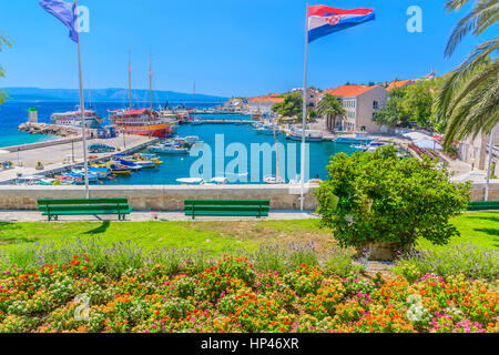 View at town Bol en été, destination touristique populaire en Croatie. Banque D'Images