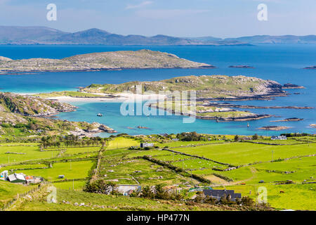 Vue panoramique sur la rivière Kenmare, Abbey Island, l'île et l'Île Deenish Trinité de Com un Chiste Pass, Anneau du Kerry, Iveragh, Comté Banque D'Images