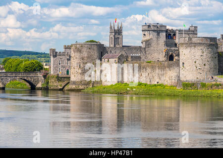 King John's Castle et la rivière Shannon, Limerick, comté de Limerick, Munster, Irlande, Europe. Banque D'Images