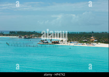 Vue aérienne sur la plage dans l'île des Bahamas bleu avec de l'eau claire. Resort sur l'île des Bahamas Banque D'Images