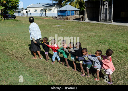 MADAGASCAR, Mananjary, la tribu Antambahoaka, fady, selon les règles de leurs ancêtres lits enfants sont un sujet tabou et pas acceptée dans la société, l'orphelinat FANATENANE Center prend en charge pour des jumeaux abandonnés / MADAGASKAR, Zwillinge sind ein Fady oder beim Tabu Stamm der ANTAMBAHOAKA in der Region Mananjary, Waisenhaus FANATENANE Zwillingskinder Centre betreut die von ihren Eltern oder ausgesetzt abgegeben wurden Banque D'Images