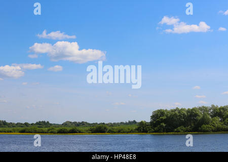 Belle vue sur la rivière Volkhov près de Novgorod en journée ensoleillée Banque D'Images