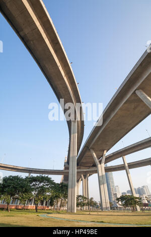 La courbe de l'autoroute de grand pont suspendu de la route de trafic élevé Banque D'Images