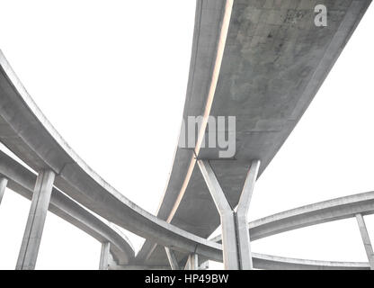 La courbe de l'autoroute de grand pont suspendu de la route de trafic élevé Banque D'Images