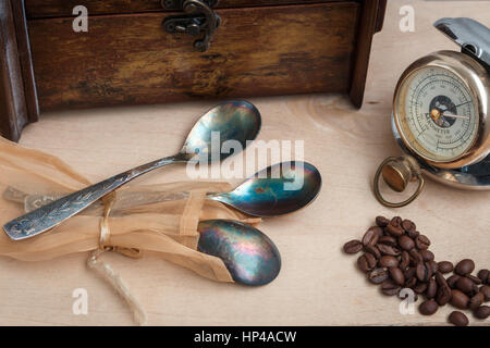 Still Life, cuivre antique cuillère, old time, trois à la poche, baromètre, horloge ancienne Banque D'Images