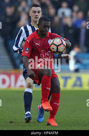 Le Millwall Shaun Williams et Leicester City's Nampalys Mendy (à droite) bataille pour la balle durant l'unis en FA Cup, 5ème tour à la Den, Millwall. Banque D'Images