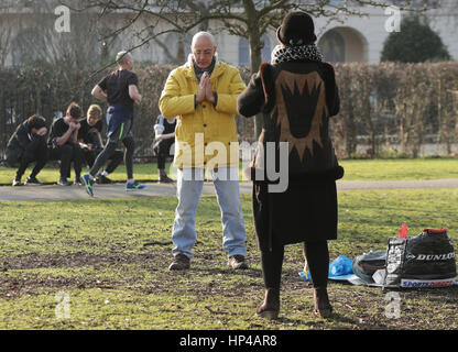 Des gens pratiquant des exercices spirituels dans Regent's Park, Londres, comme un souffle d'air chaud de l'Amériques apporte le temps plus doux au Royaume-Uni. Banque D'Images