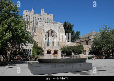 Le tableau de la femme sculpture par Maya Lin en dehors de la Sterling Memorial Library, Yale University, New Haven, Connecticut, United States. Banque D'Images