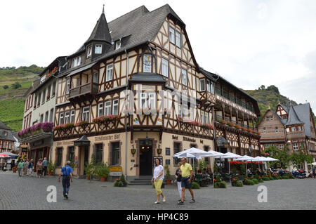 Bacharach, Allemagne - le 23 août 2015 : les touristes en se promenant dans de vieilles rues dans Bacharch au Rhin Banque D'Images