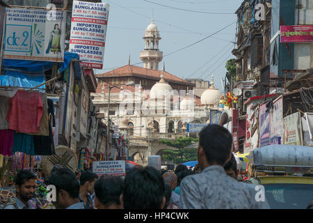 Mumbai, Inde - le 19 octobre 2015 - région musulmane mosquée Bhendi bazar avec en arrière-plan avec des personnes se déplaçant lentement dans les rues bondées et traf Banque D'Images