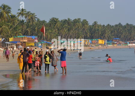 Palolem, Inde - le 21 octobre 2015 - Office de l'Inde et de la marche et de la baignade à la plage de Palolem, Goa. Banque D'Images