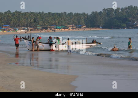 Palolem, Inde - le 21 octobre 2015 - Office de l'Inde et de la marche et de la baignade à la plage de Palolem, Goa. Banque D'Images