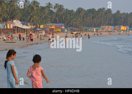 Palolem, Inde - le 21 octobre 2015 - Office de l'Inde et de la marche et de la baignade à la plage de Palolem, Goa. Banque D'Images