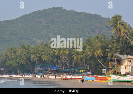 Palolem, Inde - le 21 octobre 2015 - Office de l'Inde et de la marche et de la baignade à la plage de Palolem, Goa. Banque D'Images