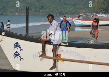 Palolem, Inde - le 21 octobre 2015 - Office de l'Inde et de la marche et de la baignade à la plage de Palolem, Goa. Banque D'Images