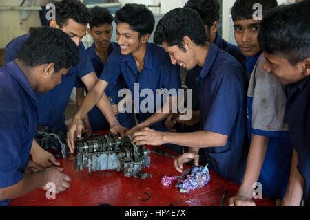 Mumbai, Inde - 11 décembre 2016 - fixation de la transmission d'un adolescent dans l'éducation centre powered by European Association Banque D'Images