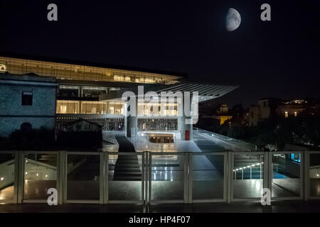 Le musée de l'Acropole à Athènes dans la soirée avec la Lune se levant au-dessus le ciel Banque D'Images