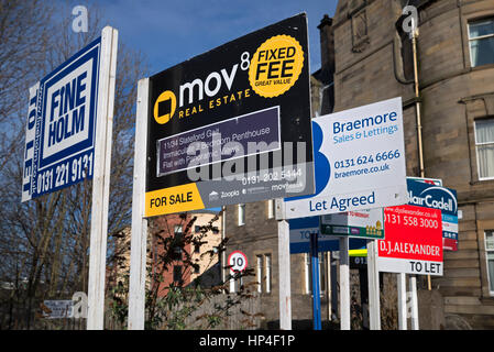 Une sélection de la mise en vente et de faire signe à Édimbourg, Écosse, Royaume-Uni Banque D'Images