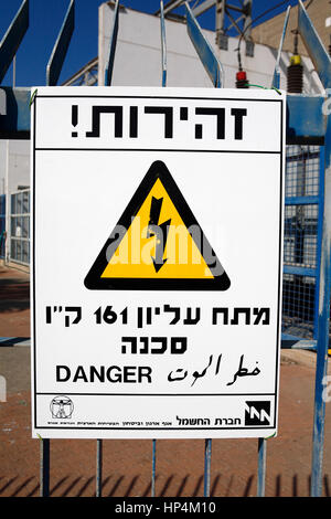 Poste de transformation avec panneau d'avertissement, Tel Aviv, Israël Banque D'Images