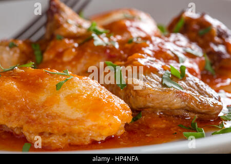 Ragoût goulash hongrois - repas traditionnel sur la plaque Banque D'Images