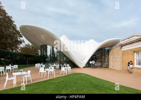 La serpentine Sackler Gallery dans Kensington Gardens, Londres, conçu par Zaha Hadid Architects Banque D'Images