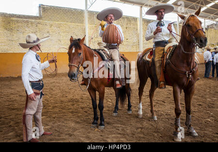 Charros mexicains. Une charreada rodéo mexicain au Lienzo Charro Zermeno, Guadalajara, Jalisco, Mexique Banque D'Images