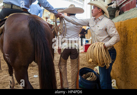 Charros mexicains. Une charreada rodéo mexicain au Lienzo Charro Zermeno, Guadalajara, Jalisco, Mexique Banque D'Images