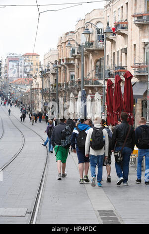 Groupe de jeunes marche à Jaffa Street dans la partie ouest de Jérusalem, Israël Banque D'Images