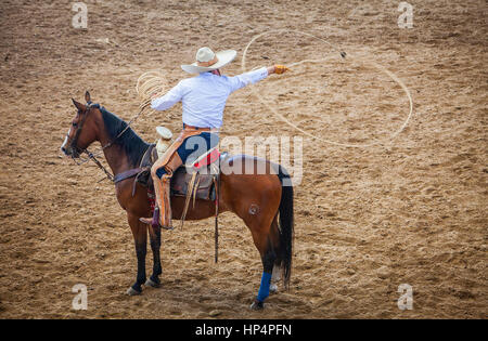 Une charreada rodéo mexicain au Lienzo Charro Zermeno, Guadalajara, Jalisco, Mexique Banque D'Images