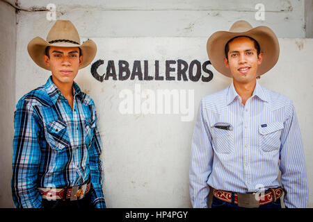 Spectateurs dans une charreada rodéo mexicain au Lienzo Charro Zermeno, Guadalajara, Jalisco, Mexique Banque D'Images