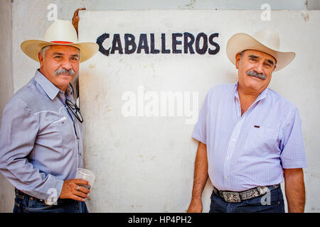 Spectateurs dans une charreada rodéo mexicain au Lienzo Charro Zermeno, Guadalajara, Jalisco, Mexique Banque D'Images